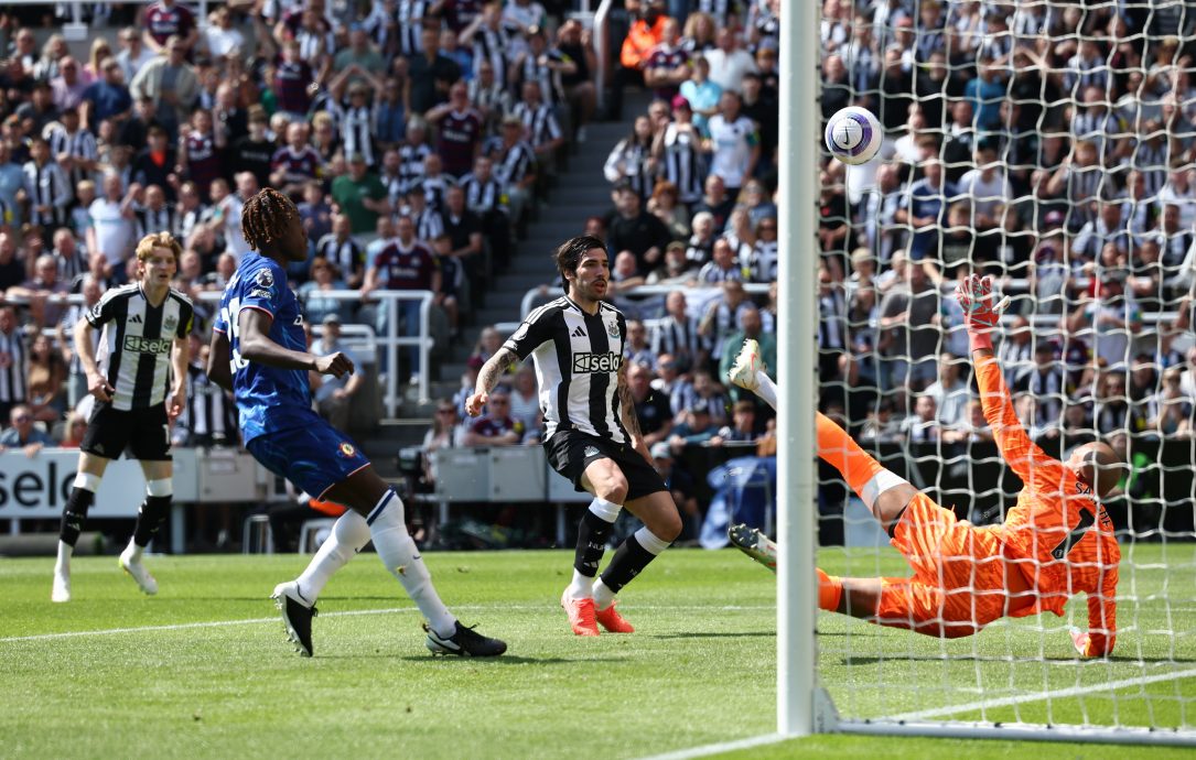 英超|欧冠席争夺关键战 喜鹊2球挫10人蓝狮