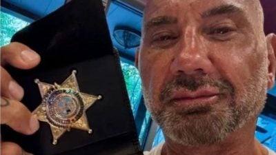 戴夫获颁荣誉副警长 光荣晒警徽自拍照