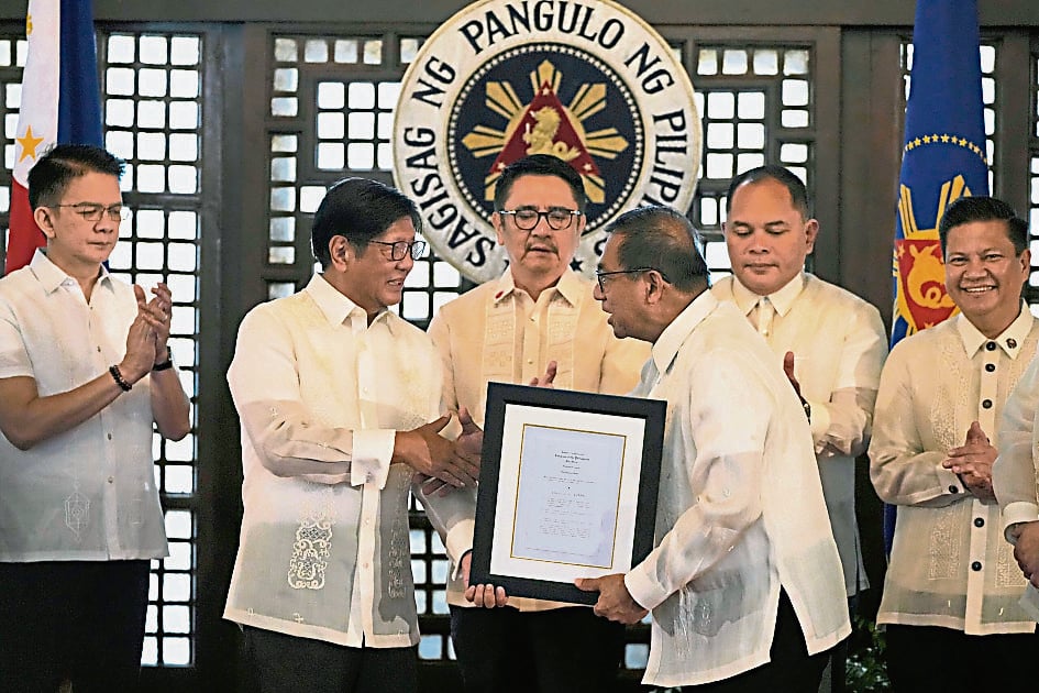 菲总统呼吁“大胆调整” 要求全体内阁部长辞职