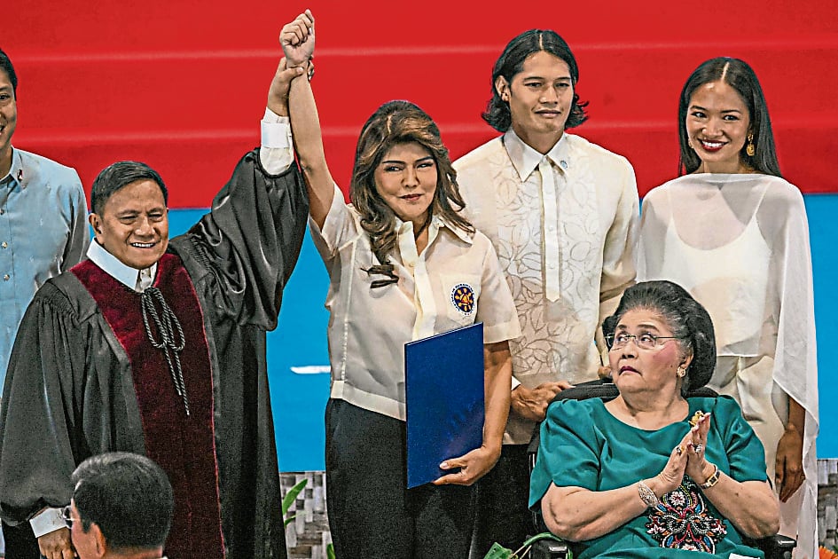 菲总统呼吁“大胆调整” 要求全体内阁部长辞职