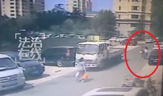 行人也有安全距离 女子被撞倒获赔偿 法院判决惹争议