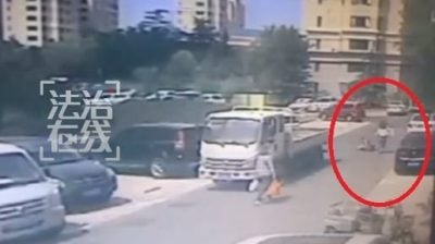 视频| 行人也有安全距离 女子被撞倒获赔偿 法院判决惹争议