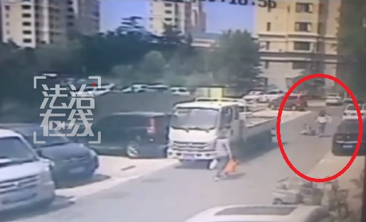 行人也有安全距离 女子被撞倒获赔偿 法院判决惹争议