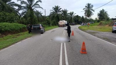 行驶中车门突开 妇女被甩出  遭油槽罗里撞毙