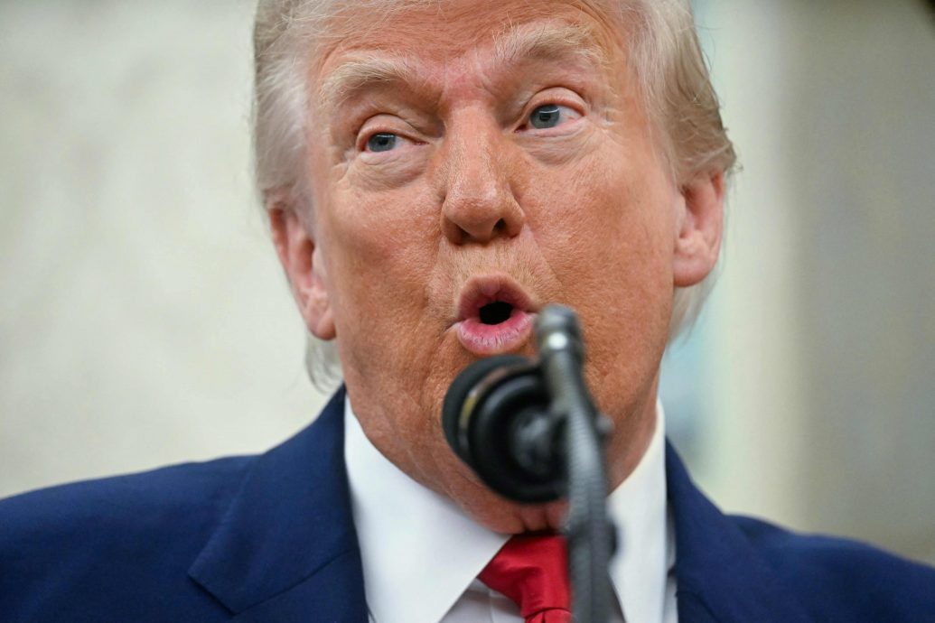 被指“胆小”关税反复─特朗普怒怼：“这叫谈判，不是退缩”