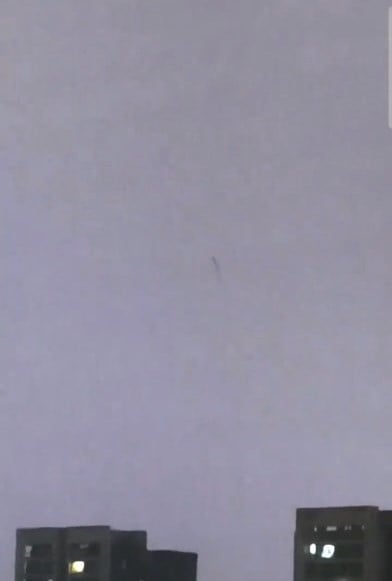 西安UFO？雷雨夜半空现“飞龙” 官方：无法解释