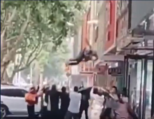 视频 | 中国102岁人瑞三楼意外坠楼 十余街坊合力救援