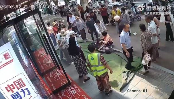 视频 | 中国102岁人瑞三楼意外坠楼 十余街坊合力救援