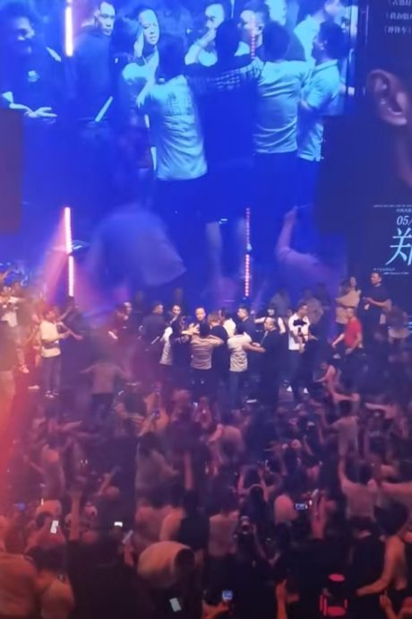 视频 | 郑浩南中国登台人气旺 数十人冲上台场面失控