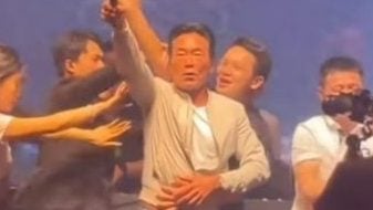视频 | 郑浩南中国登台人气旺 数十人冲上台场面失控