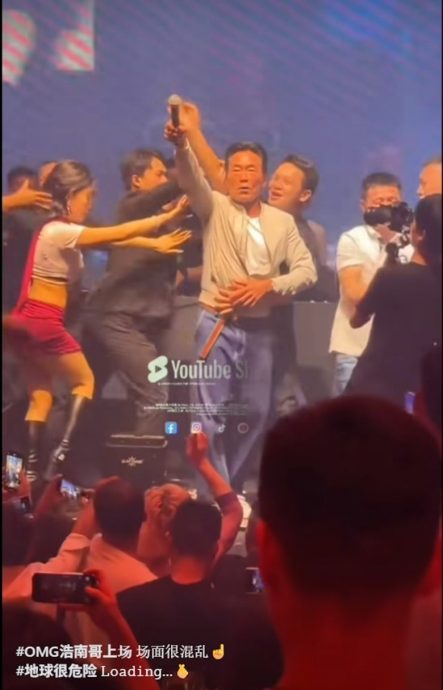 视频 | 郑浩南中国登台人气旺 数十人冲上台场面失控