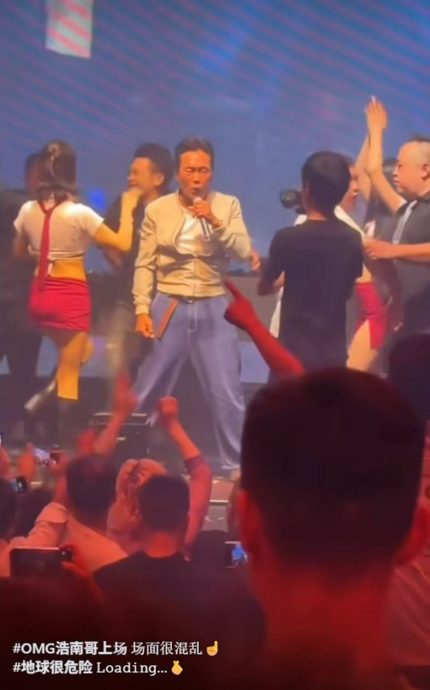 视频 | 郑浩南中国登台人气旺 数十人冲上台场面失控