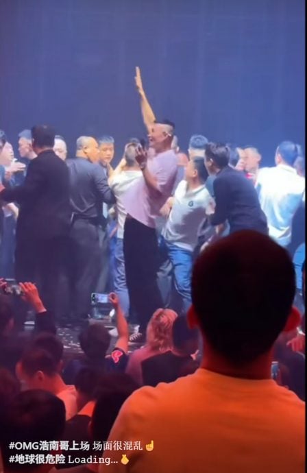 视频 | 郑浩南中国登台人气旺 数十人冲上台场面失控