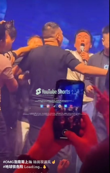 视频 | 郑浩南中国登台人气旺 数十人冲上台场面失控