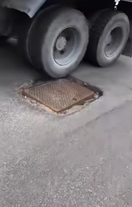 视频|“杀人洞”险酿悲剧!撞凹陷窨井盖摔飞 骑士险遭罗里碾过