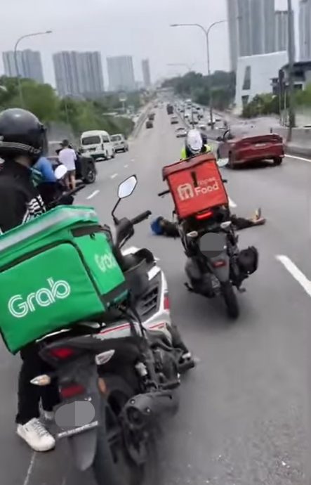 视频|“杀人洞”险酿悲剧!撞凹陷窨井盖摔飞 骑士险遭罗里碾过