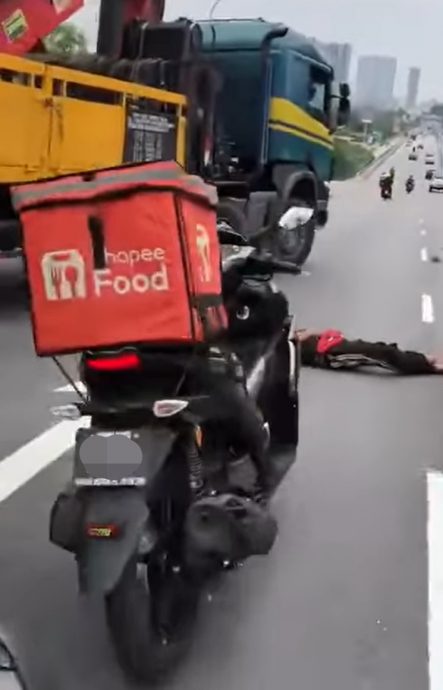 视频|“杀人洞”险酿悲剧!撞凹陷窨井盖摔飞 骑士险遭罗里碾过