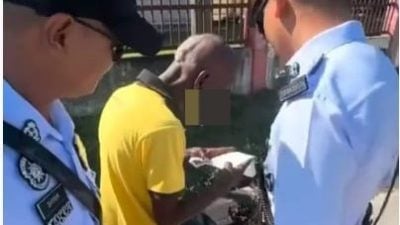 视频| 大叔接罚单“异常”反应逗乐网民 疑误会“罚款仅RM4.50”