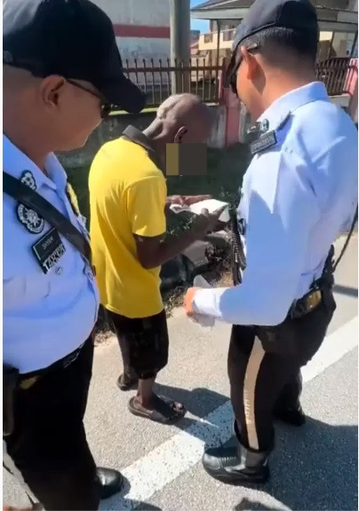 视频|中罚款才RM4.50真便宜! 大叔“异常”反应逗乐网民