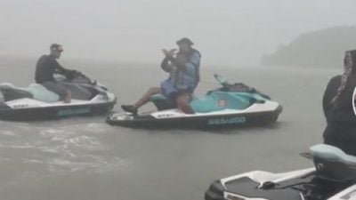 视频｜出海突遇暴雨浓雾 水上摩托团滞留大海30分钟