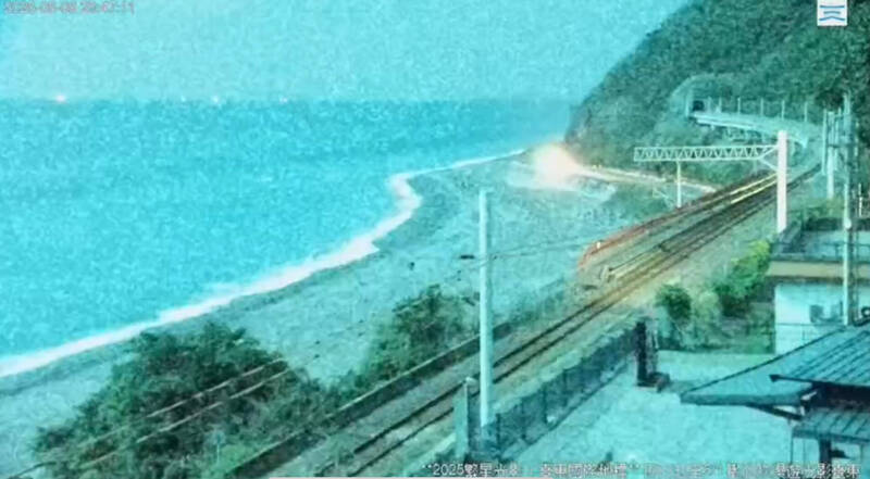 视频/台东深夜太平洋上空闪亮光引议 专家研判火流星