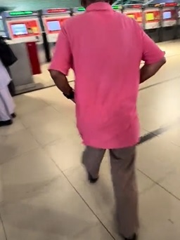 视频|因巫裔大叔暖举感动落泪 女游客羞愧:我还以为他是坏人