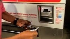 视频|因巫裔大叔暖举感动落泪 女游客羞愧：我还以为他是坏人