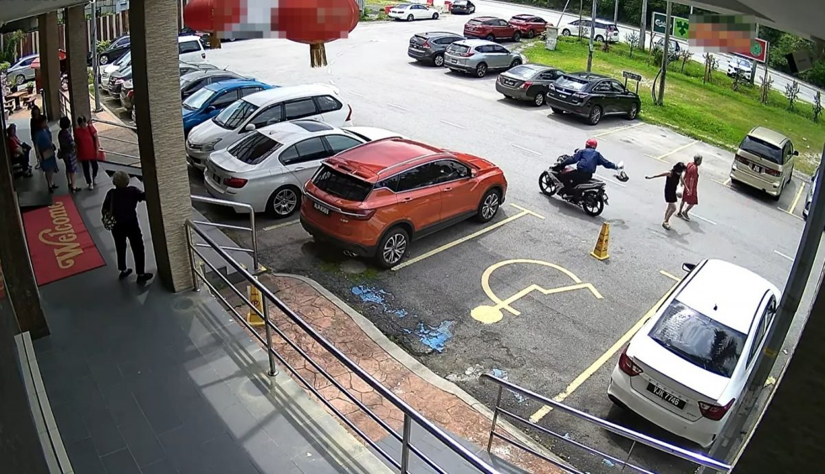 视频|士毛月酒楼外攫夺案 妇女手提袋被抢