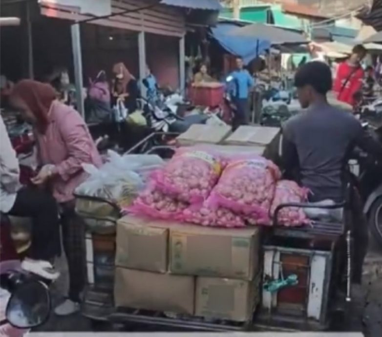 视频|大马津贴油惊现泰南市集！每包售6令吉 网民怒斥走私牟利