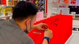 视频| 奢饰品成教师节礼物？ 家长大手笔送礼惹争议
