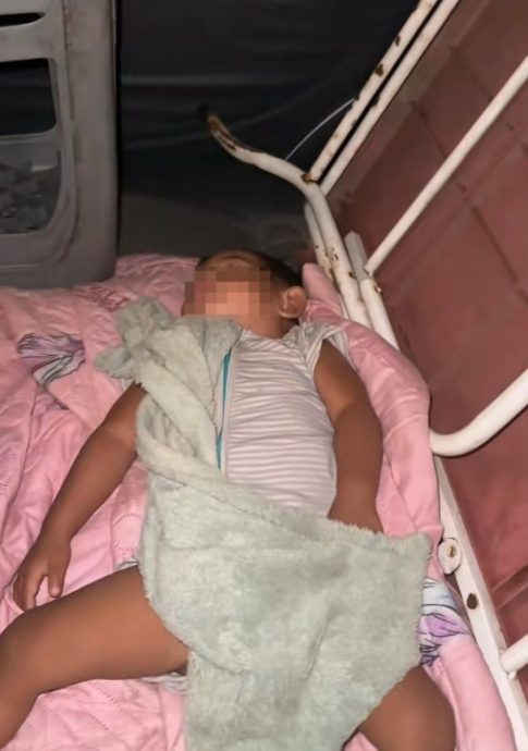 视频|小孩夜深推抛锚汽车 母：刚花了RM2添油