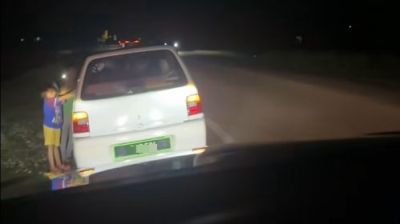 视频| 小孩深夜推抛锚汽车 母：刚花了RM2添油