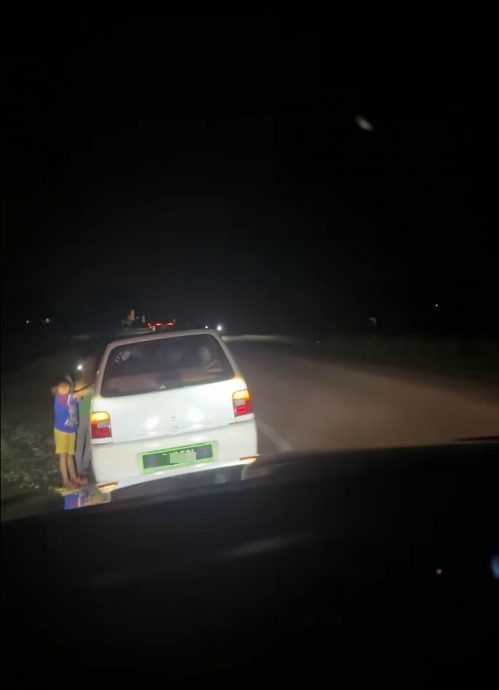 视频|小孩夜深推抛锚汽车 母：刚花了RM2添油