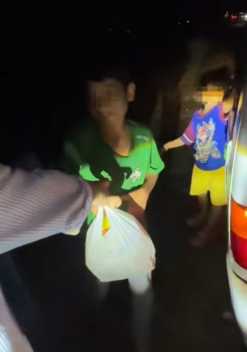 视频|小孩夜深推抛锚汽车 母：刚花了RM2添油