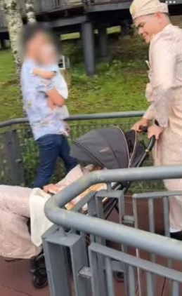 视频|拍外景太累还是懒惰走路？ 新娘坐婴儿车有苦衷