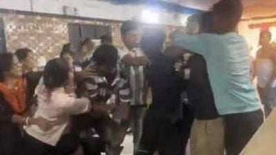 视频| 未婚夫悔婚改娶富家女 女子大闹婚礼怒打渣男！