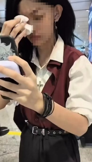 视频|机场人脸识别失败 女子被迫当众卸妆 网心疼:太羞辱人了!