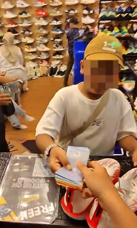 视频|男童买球鞋还欠RM10 老板知道原因免费赠送
