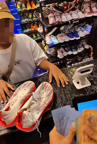视频|男童买球鞋还欠RM10 老板知道原因免费赠送