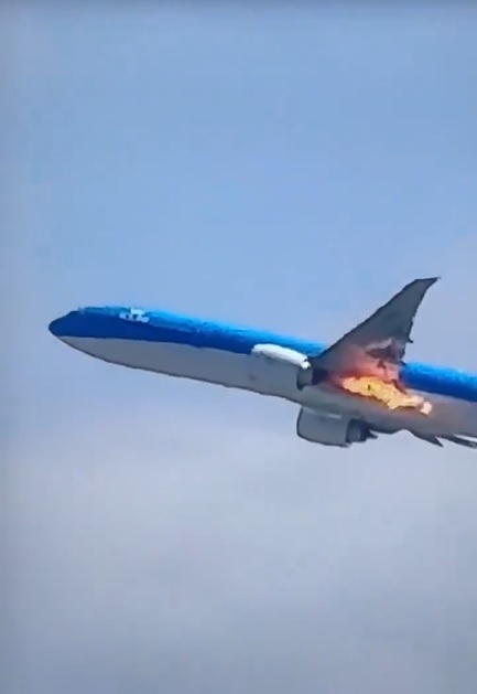 视频|阿姆斯特丹飞孟买班机 引擎起火紧急折返