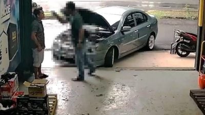 视频 | 顾客耍流氓逼换新电池 老板怒叹：不是我卖的也逼我换！