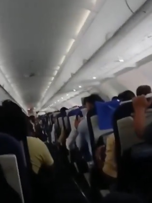 视频|飞行途中突遇暴风冰雹 印度廉航机头严重受损