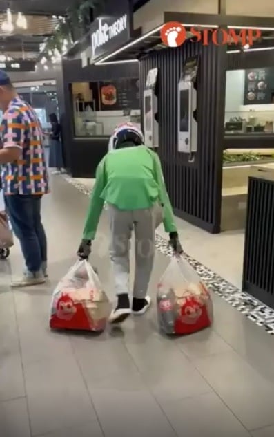 视频|食物太重拖地走惹议 Grab送餐员遭停职