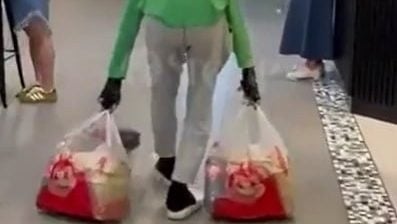 视频|食物太重拖地走惹议 Grab送餐员遭停职