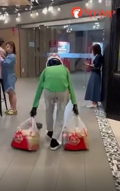 视频|食物太重拖地走惹议 Grab送餐员遭停职