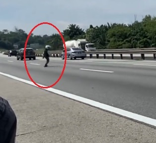 视频|骑士冒险闯大道移除障碍物 网民:勇气可嘉但太危险!