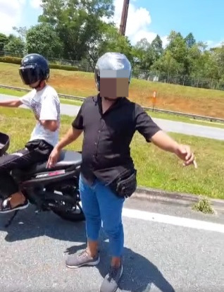 视频|黑衣男没看清路况从车龙驶出 被撞后反怪他人驾太快