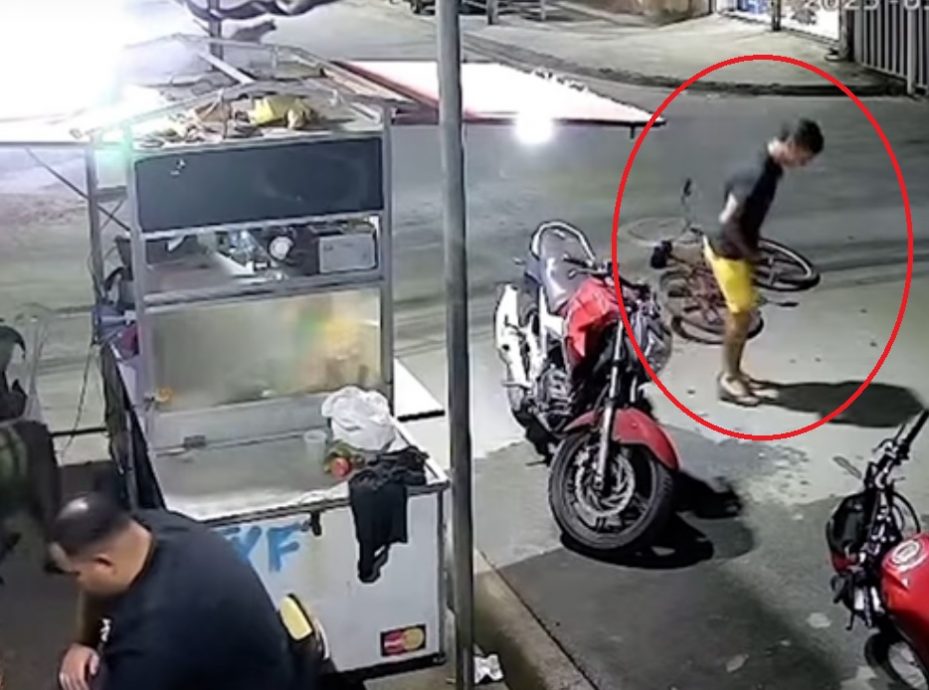 视频/骑脚踏车被狗撞翻 男子下体大喷血丧命