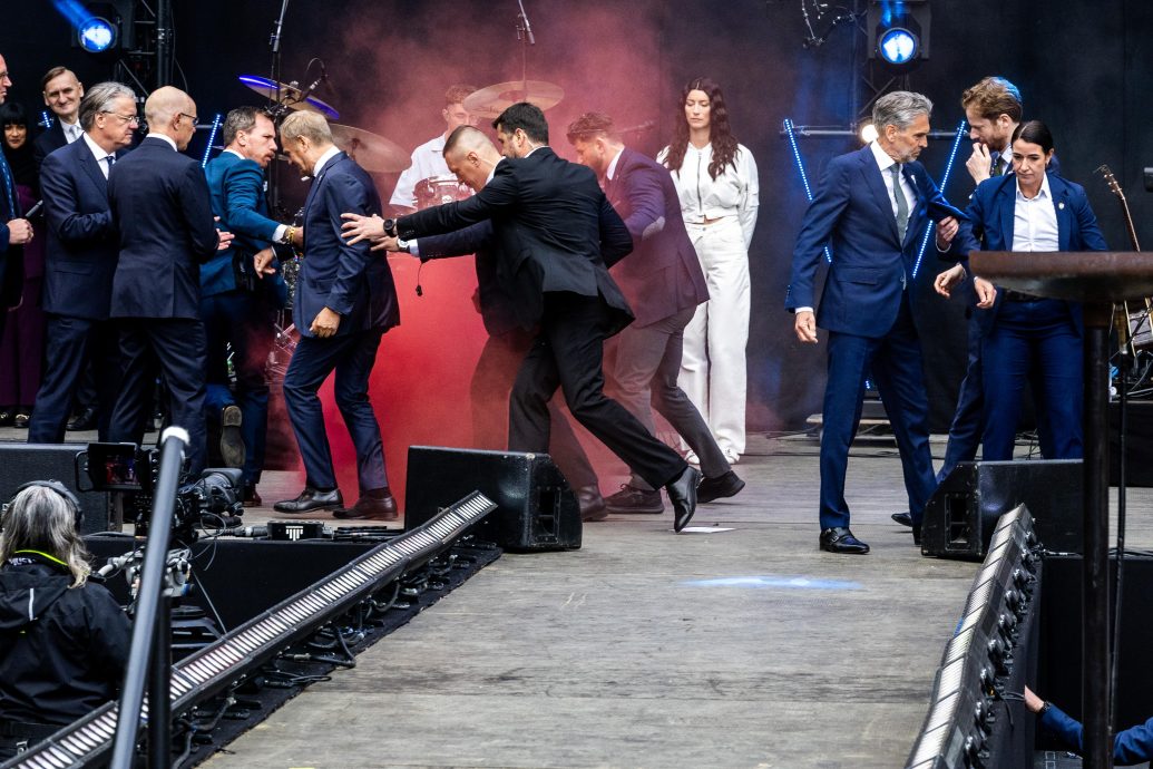 解放日活动遭掷烟雾弹 波兰总理及荷兰首相短暂撤离未受伤