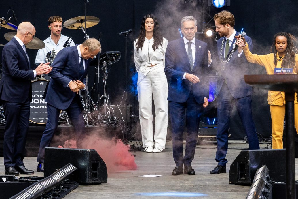 解放日活动遭掷烟雾弹 波兰总理及荷兰首相短暂撤离未受伤